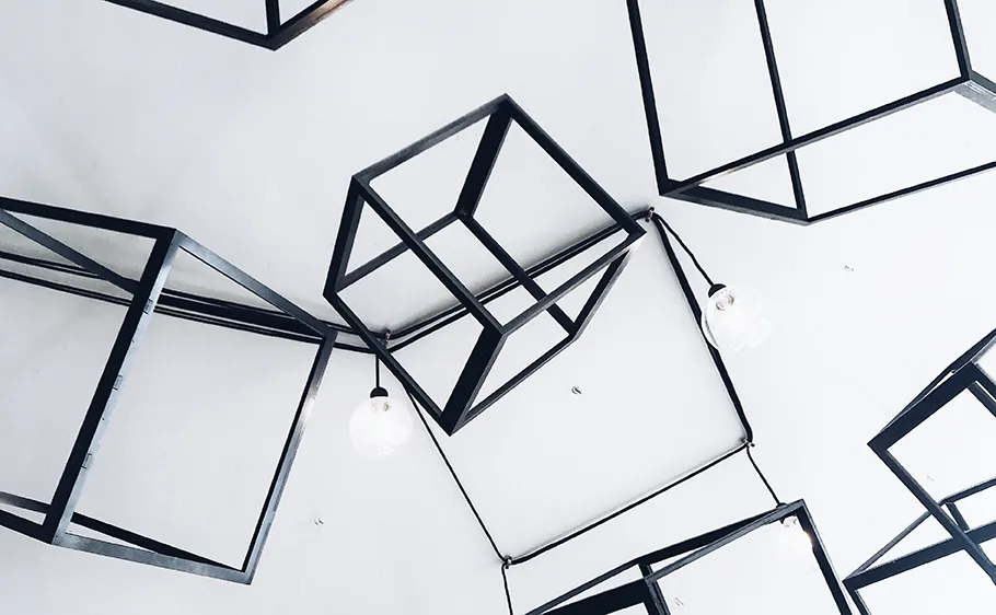 Structures cubiques en métal et ampoules suspendues, vues d’en dessous